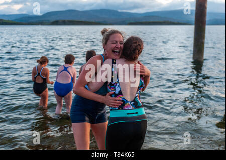 Bantry, West Cork, Irlande. Le 11 mai, 2019. Comme une alternative à la marche annuelle de ténèbres en lumière, qui amasse des fonds pour la maison, la Pietà de bienfaisance du suicide, un groupe d'amis de Bantry nager à la place. À partir de 5h30 ce matin, environ 25 personnes s'est rendu pour une baignade dans les eaux froides de la baie de Bantry dans le contexte d'un soleil levant. Credit : Andy Gibson/Alamy Live News. Banque D'Images