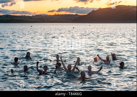 Bantry, West Cork, Irlande. Le 11 mai, 2019. Comme une alternative à la marche annuelle de ténèbres en lumière, qui amasse des fonds pour la maison, la Pietà de bienfaisance du suicide, un groupe d'amis de Bantry nager à la place. À partir de 5h30 ce matin, environ 25 personnes s'est rendu pour une baignade dans les eaux froides de la baie de Bantry dans le contexte d'un soleil levant. Credit : Andy Gibson/Alamy Live News. Banque D'Images