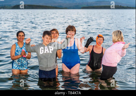 Bantry, West Cork, Irlande. Le 11 mai, 2019. Comme une alternative à la marche annuelle de ténèbres en lumière, qui amasse des fonds pour la maison, la Pietà de bienfaisance du suicide, un groupe d'amis de Bantry nager à la place. À partir de 5h30 ce matin, environ 25 personnes s'est rendu pour une baignade dans les eaux froides de la baie de Bantry dans le contexte d'un soleil levant. Credit : Andy Gibson/Alamy Live News. Banque D'Images