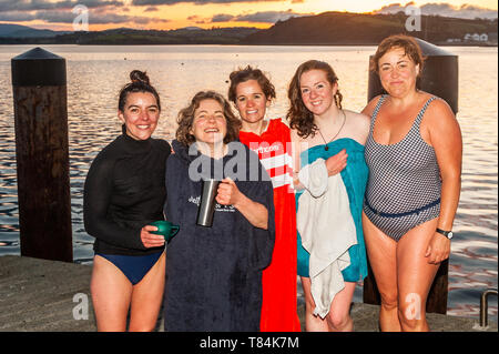 Bantry, West Cork, Irlande. Le 11 mai, 2019. Comme une alternative à la marche annuelle de ténèbres en lumière, qui amasse des fonds pour la maison, la Pietà de bienfaisance du suicide, un groupe d'amis de Bantry nager à la place. À partir de 5h30 ce matin, environ 25 personnes s'est rendu pour une baignade dans les eaux froides de la baie de Bantry dans le contexte d'un soleil levant. Les travailleurs Café Organico Helen Tobin, Christine Meadows, Sile, Nicheidigh Katrina O'Keane et Santhé Tanner a nagé pour l'organisme de bienfaisance. Credit : Andy Gibson/Alamy Live News. Banque D'Images