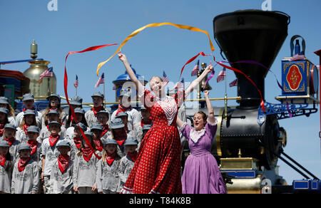 (190511) -- SALT LAKE CITY, le 11 mai 2019 (Xinhua) -- une performance est organisée pour fêter le 150e anniversaire de l'achèvement de la première chemin de fer transcontinental, à laquelle des milliers de travailleurs chinois du rail ont grandement contribué, au Golden Spike National Historical Park à Promontory Summit, une zone d'environ au sol à 100 km au nord-ouest de Salt Lake City, aux États-Unis, le 10 mai 2019. Le premier chemin de fer transcontinental, également connu sous le nom de Pacific Railroad, était un 3 000-km-plus de fer continu ligne qui relie l'Est des États-Unis réseau ferroviaire avec la côte du Pacifique. Banque D'Images