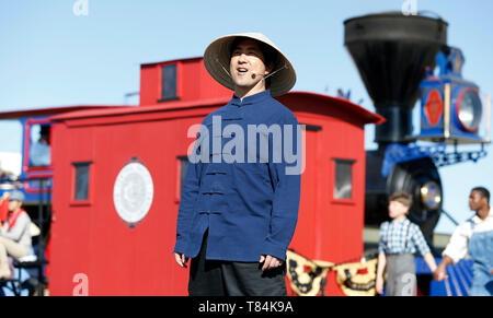 (190511) -- SALT LAKE CITY, le 11 mai 2019 (Xinhua) -- une performance est organisée pour fêter le 150e anniversaire de l'achèvement de la première chemin de fer transcontinental, à laquelle des milliers de travailleurs chinois du rail ont grandement contribué, au Golden Spike National Historical Park à Promontory Summit, une zone d'environ au sol à 100 km au nord-ouest de Salt Lake City, aux États-Unis, le 10 mai 2019. Le premier chemin de fer transcontinental, également connu sous le nom de Pacific Railroad, était un 3 000-km-plus de fer continu ligne qui relie l'Est des États-Unis réseau ferroviaire avec la côte du Pacifique. Banque D'Images