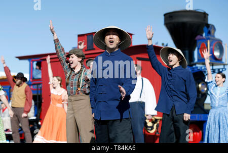 (190511) -- SALT LAKE CITY, le 11 mai 2019 (Xinhua) -- une performance est organisée pour fêter le 150e anniversaire de l'achèvement de la première chemin de fer transcontinental, à laquelle des milliers de travailleurs chinois du rail ont grandement contribué, au Golden Spike National Historical Park à Promontory Summit, une zone d'environ au sol à 100 km au nord-ouest de Salt Lake City, aux États-Unis, le 10 mai 2019. Le premier chemin de fer transcontinental, également connu sous le nom de Pacific Railroad, était un 3 000-km-plus de fer continu ligne qui relie l'Est des États-Unis réseau ferroviaire avec la côte du Pacifique. Banque D'Images