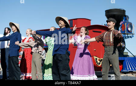 (190511) -- SALT LAKE CITY, le 11 mai 2019 (Xinhua) -- une performance est organisée pour fêter le 150e anniversaire de l'achèvement de la première chemin de fer transcontinental, à laquelle des milliers de travailleurs chinois du rail ont grandement contribué, au Golden Spike National Historical Park à Promontory Summit, une zone d'environ au sol à 100 km au nord-ouest de Salt Lake City, aux États-Unis, le 10 mai 2019. Le premier chemin de fer transcontinental, également connu sous le nom de Pacific Railroad, était un 3 000-km-plus de fer continu ligne qui relie l'Est des États-Unis réseau ferroviaire avec la côte du Pacifique. Banque D'Images