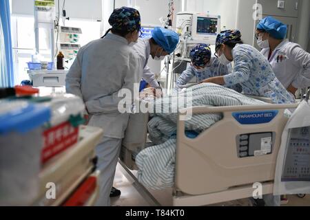 (190511) -- HEFEI, 11 mai 2019 (Xinhua) -- Ding Juan (C), chef de groupe des sciences infirmières, coopère avec les médecins à administrer un traitement médical pour un patient à l'unité des soins intensifs (USI) du premier hôpital affilié à l'Université des Sciences et Technologies de Chine à Hefei City, est de la Chine, la Province de l'Anhui, le 9 mai 2019. Le nombre d'infirmières autorisées en Chine a dépassé 4 millions de dollars à la fin de 2018, passant de 3 infirmières par 1 000 personnes, selon les statistiques de l'avant de la Journée internationale des infirmières, qui tombe le 12 mai. (Xinhua/Zhang Duan) Banque D'Images