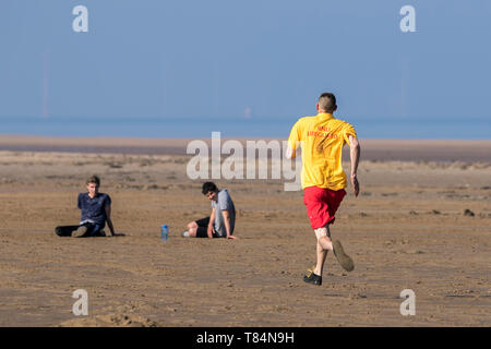 Southport, Merseyside, Royaume-Uni. 11 mai 2019. Formation de sauveteur RNLI. Un sauveteur RNLI stagiaire est mis à l'épreuve comme il aspire à atteindre le niveau d'aptitude requis pour protéger les personnes fréquentant les plages au cours de la prochaine saison estivale. Les équipes de sauveteurs RNLI lifeboat et travailler ensemble, en réponse à des milliers d'incidents qui se produisent chaque année autour de la côte. Credit : Cernan Elias/Alamy Live News Banque D'Images