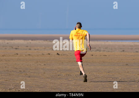 Southport, Merseyside, Royaume-Uni. 11 mai 2019. Formation de sauveteur RNLI. Un sauveteur RNLI stagiaire est mis à l'épreuve comme il aspire à atteindre le niveau d'aptitude requis pour protéger les personnes fréquentant les plages au cours de la prochaine saison estivale. Les équipes de sauveteurs RNLI lifeboat et travailler ensemble, en réponse à des milliers d'incidents qui se produisent chaque année autour de la côte. Credit : Cernan Elias/Alamy Live News Banque D'Images