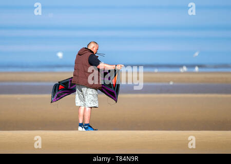 Southport, Merseyside, Royaume-Uni. 11 mai 2019. Cerf-volant. Un homme vole son FourLines spécialisé dans le cerf-volant brise fraîche sur les rives de la plage de Southport Merseyside. Le FourLines fournit l'occasion de déplacer le kite dans toutes les positions.Le vent n'est plus en contrôle, c'est possible avec l'Fourlines grâce à ses 4 lignes ; deux lignes en haut d'aller de l'avant et deux lignes au bas de revenir en arrière. Credit : Cernan Elias/Alamy Live News Banque D'Images