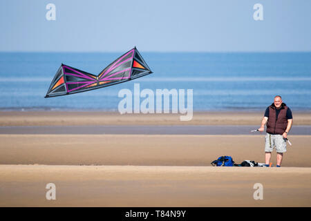 Southport, Merseyside, Royaume-Uni. 11 mai 2019. Cerf-volant. Un homme vole son FourLines spécialisé dans le cerf-volant brise fraîche sur les rives de la plage de Southport Merseyside. Le FourLines fournit l'occasion de déplacer le kite dans toutes les positions.Le vent n'est plus en contrôle, c'est possible avec l'Fourlines grâce à ses 4 lignes ; deux lignes en haut d'aller de l'avant et deux lignes au bas de revenir en arrière. Credit : Cernan Elias/Alamy Live News Banque D'Images