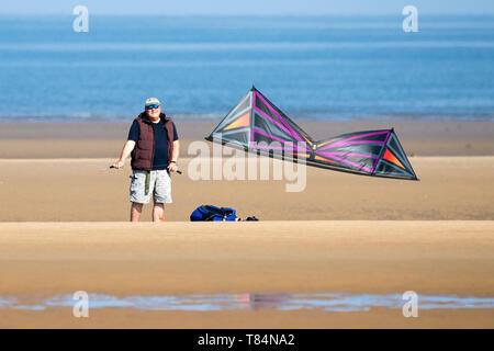 Southport, Merseyside, Royaume-Uni. 11 mai 2019. Cerf-volant. Un homme vole son FourLines spécialisé dans le cerf-volant brise fraîche sur les rives de la plage de Southport Merseyside. Le FourLines fournit l'occasion de déplacer le kite dans toutes les positions.Le vent n'est plus en contrôle, c'est possible avec l'Fourlines grâce à ses 4 lignes ; deux lignes en haut d'aller de l'avant et deux lignes au bas de revenir en arrière. Credit : Cernan Elias/Alamy Live News Banque D'Images