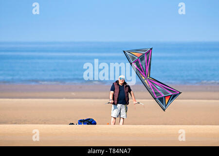 Southport, Merseyside, Royaume-Uni. 11 mai 2019. Cerf-volant. Un homme vole son FourLines spécialisé dans le cerf-volant brise fraîche sur les rives de la plage de Southport Merseyside. Le FourLines fournit l'occasion de déplacer le kite dans toutes les positions.Le vent n'est plus en contrôle, c'est possible avec l'Fourlines grâce à ses 4 lignes ; deux lignes en haut d'aller de l'avant et deux lignes au bas de revenir en arrière. Credit : Cernan Elias/Alamy Live News Banque D'Images