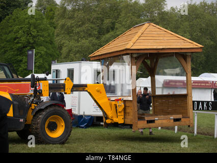 Windsor, Royaume-Uni. Le 11 mai, 2019. Une cabane de visualisation d'être soulevés en place pour Sa Majesté la Reine au Royal Windsor Horse Show Crédit : Maureen McLean/Alamy Live News Banque D'Images