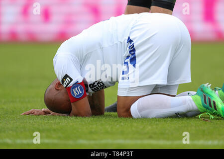 11 mai 2019, en Rhénanie du Nord-Westphalie, Münster : Soccer : 3e ligue, 37e journée, la Prusse Münster - Karlsruher SC dans le stade de Prusse. David Pisot de Karlsruhe s'agenouille sur l'herbe. Photo : Friso Gentsch/dpa Banque D'Images