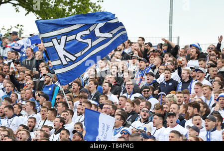 11 mai 2019, en Rhénanie du Nord-Westphalie, Münster : Soccer : 3e ligue, 37e journée, la Prusse Münster - Karlsruher SC dans le stade de Prusse. Fans de Karlsruhe sont dans les cylindres. Photo : Friso Gentsch/dpa Banque D'Images