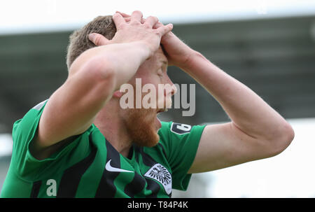 11 mai 2019, en Rhénanie du Nord-Westphalie, Münster : Soccer : 3e ligue, 37e journée, la Prusse Münster - Karlsruher SC dans le stade de Prusse. Münster Fabian Menig s'empare de sa tête. Photo : Friso Gentsch/dpa Banque D'Images