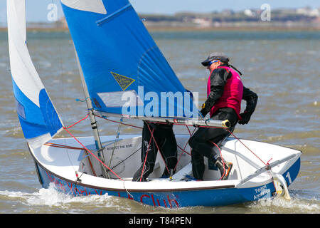 Courses de yachts à West Kirby, Liverpool, Royaume-Uni. 11 mai 2019. British Open Team Racing Championships Trophy Premier League Sailing 'The Wilson Trophy' 200. Le nombre maximum d'équipes de course a été porté à 36. L'événement de 2019 met en vedette 5 équipes américaines, 2 équipages irlandais, 1 bateaux australiens et font leur première apparition Team Austria. Pour compléter le terrain, il y aura 27 équipes britanniques, dont les champions en titre, les West Kirby Hawks. Les gagnants récents sont également West exempté, Royal Forth Hoosiers et Birdham bandits. Banque D'Images