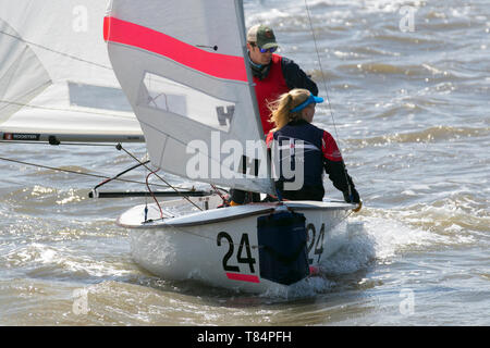 Courses de yachts à West Kirby, Liverpool, Royaume-Uni. 11 mai 2019. British Open Team Racing Championships Trophy Premier League Sailing 'The Wilson Trophy' 200. Le nombre maximum d'équipes de course a été porté à 36. L'événement de 2019 met en vedette 5 équipes américaines, 2 équipages irlandais, 1 bateaux australiens et font leur première apparition Team Austria. Pour compléter le terrain, il y aura 27 équipes britanniques, dont les champions en titre, les West Kirby Hawks. Les gagnants récents sont également West exempté, Royal Forth Hoosiers et Birdham bandits. Banque D'Images