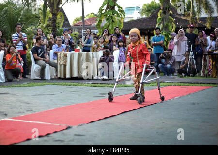 (190511) -- Paris, le 11 mai 2019 (Xinhua) -- une jeune fille handicapée participe à la Jupepagne javanaise fashion show pour les enfants handicapés à Yogyakarta, Indonésie, le 11 mai 2019. Le spectacle pour enfants handicapés a eu lieu à accroître leur confiance et aussi améliorer leur créativité dans la mode. (Xinhua/Supriyanto) Banque D'Images