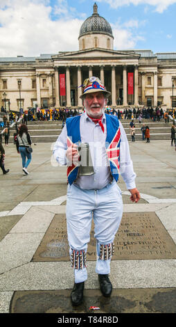 Londres, Royaume-Uni. 11 mai 2019. Morris Dancers ,de toute l'angleterre ,decended à Trafalgar Square, et pas même la pluie a cessé d'avoir une danse dans leurs costumes colorés et des chapeaux .Paul Quezada-Neiman/Alamy Live News Banque D'Images