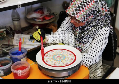 Beijing, la Turquie. Apr 25, 2017. Un artiste peint sur une base Cini dans une usine en Kutahay, Turquie, le 25 avril 2017. Cini est une sorte de faïence traditionnelle de l'industrie de la poterie est originaire de Chine. La Chine tiendra la conférence sur le Dialogue des Civilisations Asiatiques à partir de mai 15. Sous le thème de "l'échange et l'apprentissage mutuel entre les civilisations asiatiques et une communauté de l'avenir,' la conférence inclut une cérémonie d'ouverture et sous-forums. Credit : Qin Yanyang/Xinhua/Alamy Live News Banque D'Images