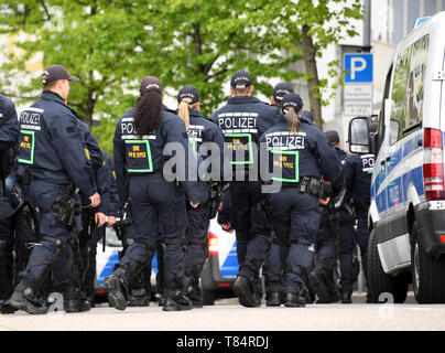 Nürnberg, Allemagne. Le 11 mai, 2019. Les agents de police obtenir une démonstration du parti d'extrême droite 'Die Rechte'. Différents groupes de manifester contre l'ascenseur. Il y a plus de 1 000 flics sur la gendarmerie. Credit : Uli Deck/dpa/Alamy Live News Banque D'Images