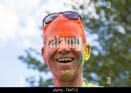 Weymouth, Dorset, UK. 11 mai 2019. L'Weldmar jamais dernier Color Run a lieu à Weymouth pour lever des fonds pour l'organisme de bienfaisance. Les participants s'amuser obtenir couvert de peinture en poudre de couleur vive. Credit : Carolyn Jenkins/Alamy Live News Banque D'Images