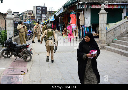 10 mai 2019 - Srinagar, au Cachemire, 9 mai 2019. Des centaines de manifestants en conflit avec les forces du gouvernement indien après la première prière du vendredi du Ramadan en dehors de la Jamia Masjid à Srinagar, au Cachemire indien. Des manifestants criaient des slogans pro-liberté, ont brûlé le drapeau indien, tandis que d'autres ont lancé des pierres sur les forces indiennes au cours des affrontements à l'extérieur de la Jamia Masjid. Les forces indiennes ont utilisé des gaz lacrymogènes et des pellets pour disperser des manifestants et de nombreux manifestants ont été blessés lors des affrontements, dont six au sérieux. Forces du gouvernement indien arrêté certains des manifestants. Les affrontements ont eu lieu un Banque D'Images