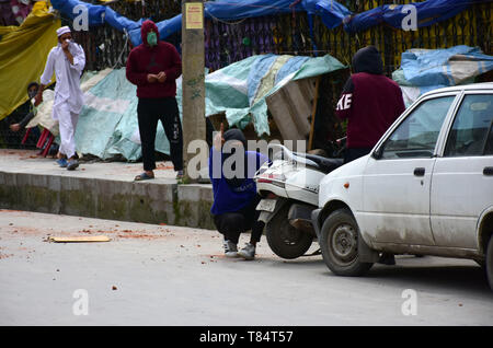 10 mai 2019 - Srinagar, au Cachemire, 9 mai 2019. Des centaines de manifestants en conflit avec les forces du gouvernement indien après la première prière du vendredi du Ramadan en dehors de la Jamia Masjid à Srinagar, au Cachemire indien. Des manifestants criaient des slogans pro-liberté, ont brûlé le drapeau indien, tandis que d'autres ont lancé des pierres sur les forces indiennes au cours des affrontements à l'extérieur de la Jamia Masjid. Les forces indiennes ont utilisé des gaz lacrymogènes et des pellets pour disperser des manifestants et de nombreux manifestants ont été blessés lors des affrontements, dont six au sérieux. Forces du gouvernement indien arrêté certains des manifestants. Les affrontements ont eu lieu un Banque D'Images