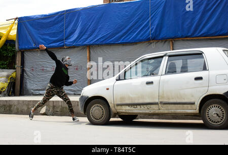 10 mai 2019 - Srinagar, au Cachemire, 9 mai 2019. Des centaines de manifestants en conflit avec les forces du gouvernement indien après la première prière du vendredi du Ramadan en dehors de la Jamia Masjid à Srinagar, au Cachemire indien. Des manifestants criaient des slogans pro-liberté, ont brûlé le drapeau indien, tandis que d'autres ont lancé des pierres sur les forces indiennes au cours des affrontements à l'extérieur de la Jamia Masjid. Les forces indiennes ont utilisé des gaz lacrymogènes et des pellets pour disperser des manifestants et de nombreux manifestants ont été blessés lors des affrontements, dont six au sérieux. Forces du gouvernement indien arrêté certains des manifestants. Les affrontements ont eu lieu un Banque D'Images