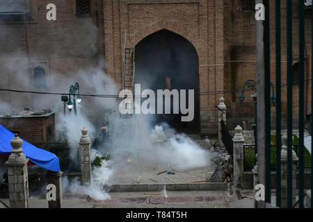 10 mai 2019 - Srinagar, au Cachemire, 9 mai 2019. Des centaines de manifestants en conflit avec les forces du gouvernement indien après la première prière du vendredi du Ramadan en dehors de la Jamia Masjid à Srinagar, au Cachemire indien. Des manifestants criaient des slogans pro-liberté, ont brûlé le drapeau indien, tandis que d'autres ont lancé des pierres sur les forces indiennes au cours des affrontements à l'extérieur de la Jamia Masjid. Les forces indiennes ont utilisé des gaz lacrymogènes et des pellets pour disperser des manifestants et de nombreux manifestants ont été blessés lors des affrontements, dont six au sérieux. Forces du gouvernement indien arrêté certains des manifestants. Les affrontements ont eu lieu un Banque D'Images