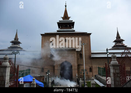 10 mai 2019 - Srinagar, au Cachemire, 9 mai 2019. Des centaines de manifestants en conflit avec les forces du gouvernement indien après la première prière du vendredi du Ramadan en dehors de la Jamia Masjid à Srinagar, au Cachemire indien. Des manifestants criaient des slogans pro-liberté, ont brûlé le drapeau indien, tandis que d'autres ont lancé des pierres sur les forces indiennes au cours des affrontements à l'extérieur de la Jamia Masjid. Les forces indiennes ont utilisé des gaz lacrymogènes et des pellets pour disperser des manifestants et de nombreux manifestants ont été blessés lors des affrontements, dont six au sérieux. Forces du gouvernement indien arrêté certains des manifestants. Les affrontements ont eu lieu un Banque D'Images