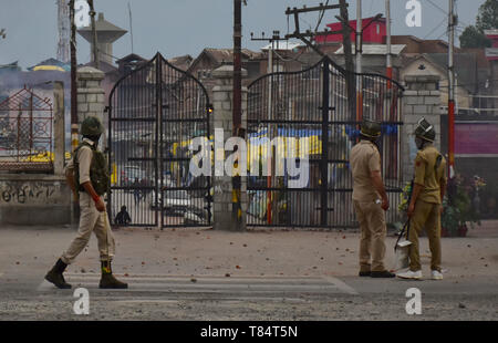 10 mai 2019 - Srinagar, au Cachemire, 9 mai 2019. Des centaines de manifestants en conflit avec les forces du gouvernement indien après la première prière du vendredi du Ramadan en dehors de la Jamia Masjid à Srinagar, au Cachemire indien. Des manifestants criaient des slogans pro-liberté, ont brûlé le drapeau indien, tandis que d'autres ont lancé des pierres sur les forces indiennes au cours des affrontements à l'extérieur de la Jamia Masjid. Les forces indiennes ont utilisé des gaz lacrymogènes et des pellets pour disperser des manifestants et de nombreux manifestants ont été blessés lors des affrontements, dont six au sérieux. Forces du gouvernement indien arrêté certains des manifestants. Les affrontements ont eu lieu un Banque D'Images