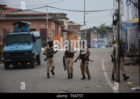 10 mai 2019 - Srinagar, au Cachemire, 9 mai 2019. Des centaines de manifestants en conflit avec les forces du gouvernement indien après la première prière du vendredi du Ramadan en dehors de la Jamia Masjid à Srinagar, au Cachemire indien. Des manifestants criaient des slogans pro-liberté, ont brûlé le drapeau indien, tandis que d'autres ont lancé des pierres sur les forces indiennes au cours des affrontements à l'extérieur de la Jamia Masjid. Les forces indiennes ont utilisé des gaz lacrymogènes et des pellets pour disperser des manifestants et de nombreux manifestants ont été blessés lors des affrontements, dont six au sérieux. Forces du gouvernement indien arrêté certains des manifestants. Les affrontements ont eu lieu un Banque D'Images