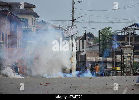 10 mai 2019 - Srinagar, au Cachemire, 9 mai 2019. Des centaines de manifestants en conflit avec les forces du gouvernement indien après la première prière du vendredi du Ramadan en dehors de la Jamia Masjid à Srinagar, au Cachemire indien. Des manifestants criaient des slogans pro-liberté, ont brûlé le drapeau indien, tandis que d'autres ont lancé des pierres sur les forces indiennes au cours des affrontements à l'extérieur de la Jamia Masjid. Les forces indiennes ont utilisé des gaz lacrymogènes et des pellets pour disperser des manifestants et de nombreux manifestants ont été blessés lors des affrontements, dont six au sérieux. Forces du gouvernement indien arrêté certains des manifestants. Les affrontements ont eu lieu un Banque D'Images