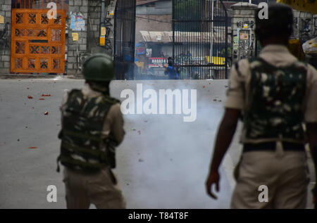 10 mai 2019 - Srinagar, au Cachemire, 9 mai 2019. Des centaines de manifestants en conflit avec les forces du gouvernement indien après la première prière du vendredi du Ramadan en dehors de la Jamia Masjid à Srinagar, au Cachemire indien. Des manifestants criaient des slogans pro-liberté, ont brûlé le drapeau indien, tandis que d'autres ont lancé des pierres sur les forces indiennes au cours des affrontements à l'extérieur de la Jamia Masjid. Les forces indiennes ont utilisé des gaz lacrymogènes et des pellets pour disperser des manifestants et de nombreux manifestants ont été blessés lors des affrontements, dont six au sérieux. Forces du gouvernement indien arrêté certains des manifestants. Les affrontements ont eu lieu un Banque D'Images