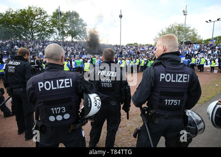 11 mai 2019, en Rhénanie du Nord-Westphalie, Münster : Soccer : 3e ligue, 37e journée, la Prusse Münster - Karlsruher SC dans le stade de Prusse. Policiers fixent le bloc d'avec les fans de Karlsruhe. Photo : Friso Gentsch/dpa Banque D'Images