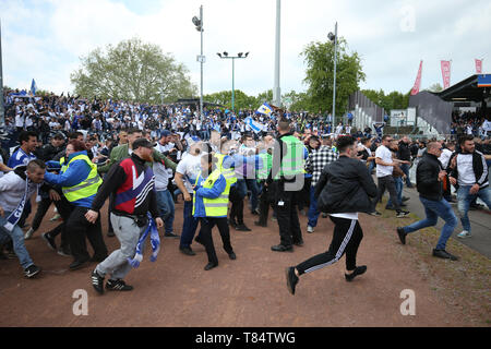 11 mai 2019, en Rhénanie du Nord-Westphalie, Münster : Soccer : 3e ligue, 37e journée, la Prusse Münster - Karlsruher SC dans le stade de Prusse. Les fans de Karlsruhe storm le pas à la fin de la partie. Photo : Friso Gentsch/dpa Banque D'Images