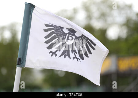 11 mai 2019, en Rhénanie du Nord-Westphalie, Münster : Soccer : 3e ligue, 37e journée, la Prusse Münster - Karlsruher SC dans le stade de Prusse. Le poteau de coin avec l'aigle prussien des coups sur le terrain de jeu. Photo : Friso Gentsch/dpa Banque D'Images