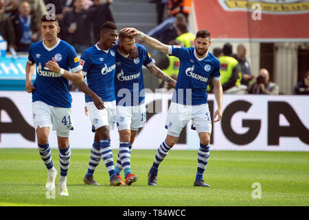 11 mai 2019, en Rhénanie du Nord-Westphalie, Leverkusen : Soccer : Bundesliga, le Bayer Leverkusen - FC Schalke 04, 33e journée à la BayArena. Schalkes Guido Burgstaller (2e à partir de la droite) cheers son objectif à 1:1 avec Boujellab Nassem (l-r), grosse Caye Breel, Daniel Caligiuri, après l'arbitre a donné l'objectif après Aytekin preuve vidéo. Photo : Federico Gambarini/DPA - NOTE IMPORTANTE : en conformité avec les exigences de la DFL Deutsche Fußball Liga ou la DFB Deutscher Fußball-Bund, il est interdit d'utiliser ou avoir utilisé des photographies prises dans le stade et/ou la correspondance dans la séquence sous forme d'images et/ou vid Banque D'Images