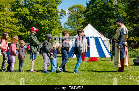 Château de Dirleton, East Lothian, Ecosse, Royaume-Uni, 11 mai 2019. Journée médiévale : l'environnement historique de la journée de la famille de l'Écosse au Living Village médiéval dans les jardins du château. Les enfants ont plaisir à apprendre à mars dans une armée Banque D'Images