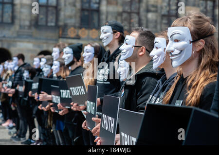 Amsterdam, Pays-Bas. 111e mai 2019. Les activistes végétaliens vu portant des masques de Guy Fawkes tout en tenant des pancartes lors de la manifestation. Des centaines de militants se sont réunis à la place du Dam, dans le centre d'Amsterdam à participer dans le Cube de la vérité. Pour les sans-voix anonyme l'hôte d'une réception ouverte 24h Cube de la vérité sur la place du Dam, à Amsterdam. Le Cube de la vérité est une manifestation statique pacifique similaire à un art performance. Cette démonstration fonctionne de manière structurée qui déclenche la curiosité et l'intérêt du public ; les militants tentent d'entraîner les personnes se trouvant à proximité d'un végétalien conclusion grâce à un combi Banque D'Images