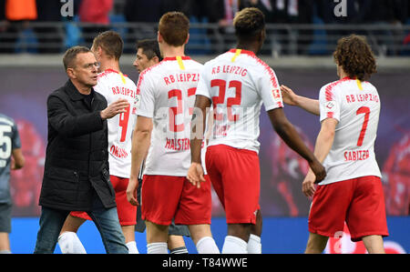 Leipzig, Allemagne. Le 11 mai, 2019. Soccer : Bundesliga, 33e journée, RB Leipzig - FC Bayern Munich dans la Red Bull Arena Leipzig. L'entraîneur de Leipzig et directeur sportif (l) de Ralf Rangnick va rejoindre son équipe après le match. Credit : Hendrik Schmidt/dpa-Zentralbild/ZB - NOTE IMPORTANTE : en conformité avec les exigences de la DFL Deutsche Fußball Liga ou la DFB Deutscher Fußball-Bund, il est interdit d'utiliser ou avoir utilisé des photographies prises dans le stade et/ou la correspondance dans la séquence sous forme d'images et/ou vidéo-comme des séquences de photos./dpa/Alamy Live News Banque D'Images