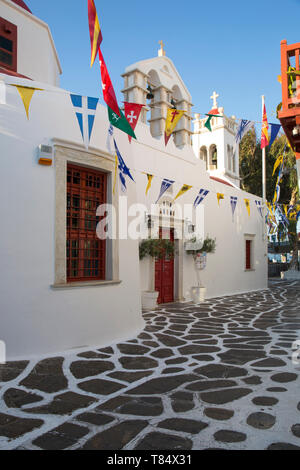 La ville de Mykonos, Mykonos, sud de la mer Egée, en Grèce. La façade blanchie de l'église de Zoodochos Pigi. Banque D'Images