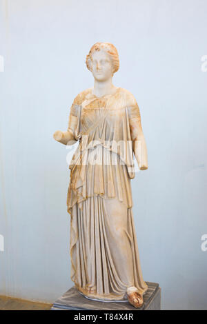 Delos, Mykonos, sud de la mer Egée, en Grèce. Statue en marbre d'Artemis, trouvés près du théâtre, musée archéologique de Delos. Banque D'Images