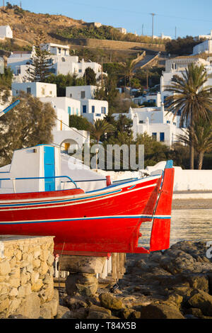 La ville de Mykonos, Mykonos, sud de la mer Egée, en Grèce. Bateau de pêche colorés sur la terrasse d'une taverne au bord de l'eau. Banque D'Images