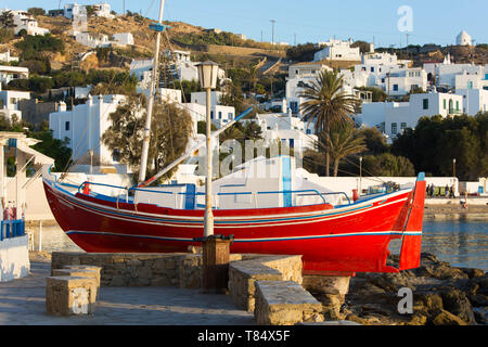 La ville de Mykonos, Mykonos, sud de la mer Egée, en Grèce. Bateau de pêche colorés sur la terrasse d'une taverne au bord de l'eau. Banque D'Images