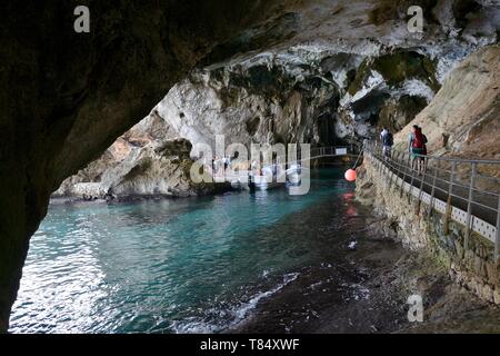 Les touristes s'approchant de l'entrée de Grotta del Bue Marino grottes calcaires complexe, golfe d'Orosei, parc national du Gennargentu, Cala Gonone, Sardaigne. Banque D'Images