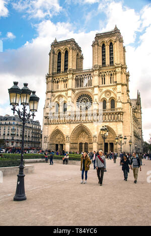 Cowboy wrangler ranch main avec chapeau de cowboy blanc équitation baie de cheval arrondissant le troupeau de chevaux dans la prairie pendant le roundup Banque D'Images