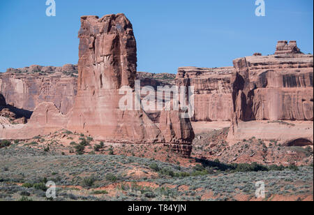 Pic de roche rouge et paysage de colonnes dans le monument national d'Arches à l'extérieur de Moab, Utah, États-Unis Banque D'Images