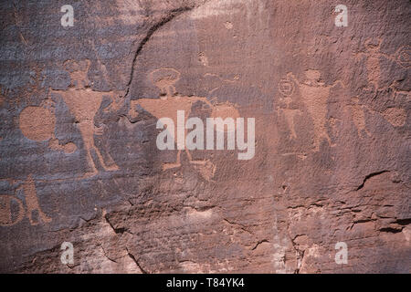 Les pétroglyphes sont d'anciens dessins et symboles de roches mystérieuses sur les falaises de grès rouge et les canyons à Moab, Utah, États-Unis Banque D'Images